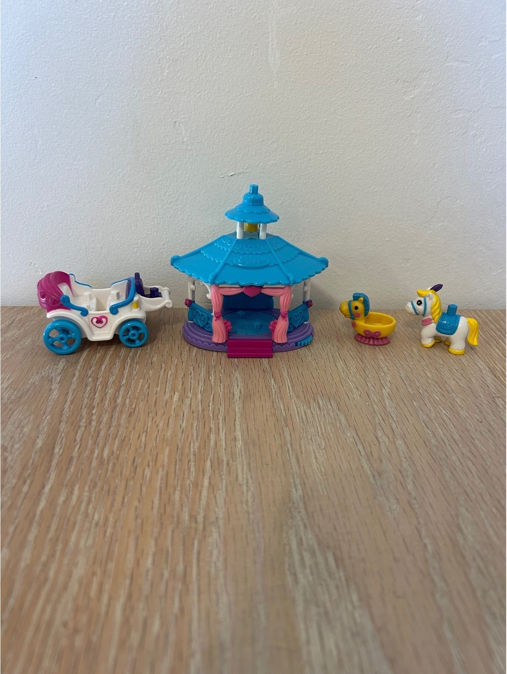 Squinkies Miniature Princess Gazebo Carriage Horse Figure Playset Lot